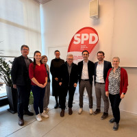 Foto Helga Raab-Wasse: Die Großostheimer Delegation in Ringheim v.li.: Wolfgang Jehn, Dr. Sophie Peter, Sabine Hilla, Claudia Ostermeier, Ulli Lübbers, Bgm. Ralf Herbst, LR-Kandidat Simon Dümig, Bettina Ludwig. Auf dem Foto fehlt Ralf Broehl